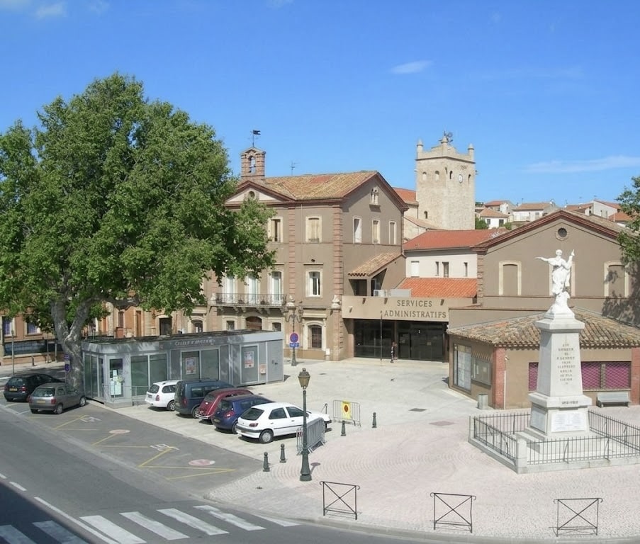 Place centrale de Saint-Laurent-de-la-Salanque, clocher et services administratifs