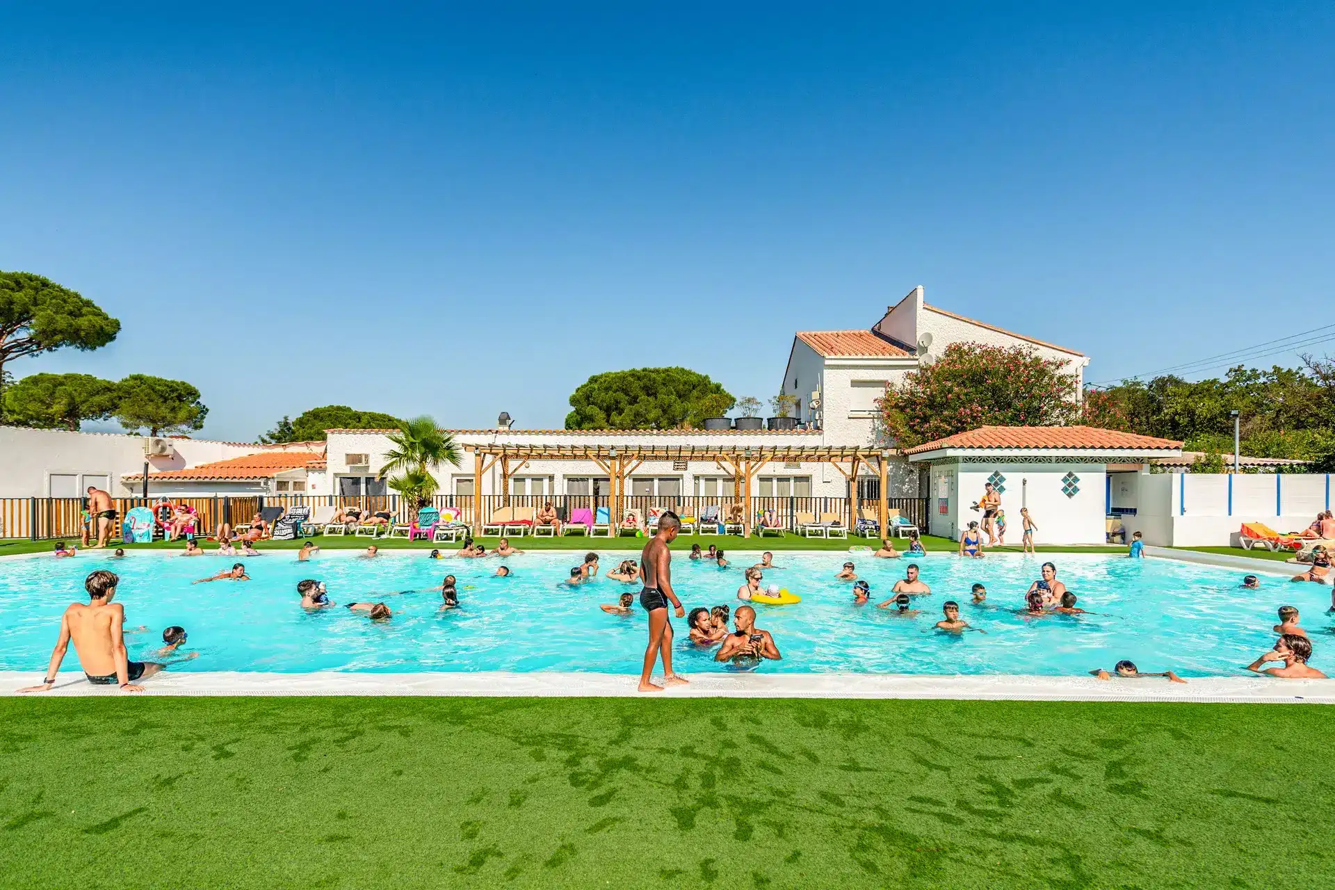 ensemble groupe piscine Camping près de Torreilles