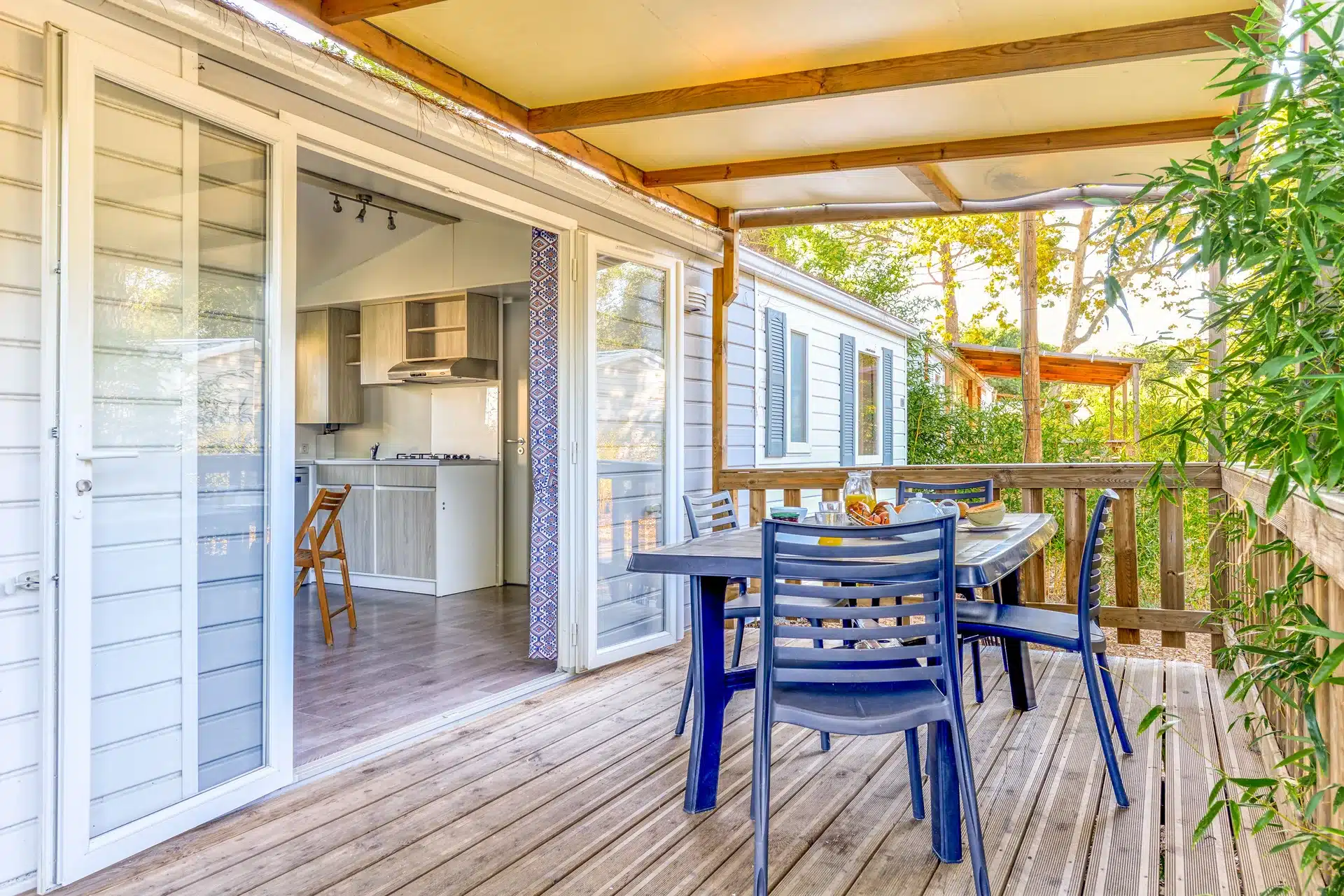 Terrasse couverte d'un mobil-home au camping Argelès Vacances