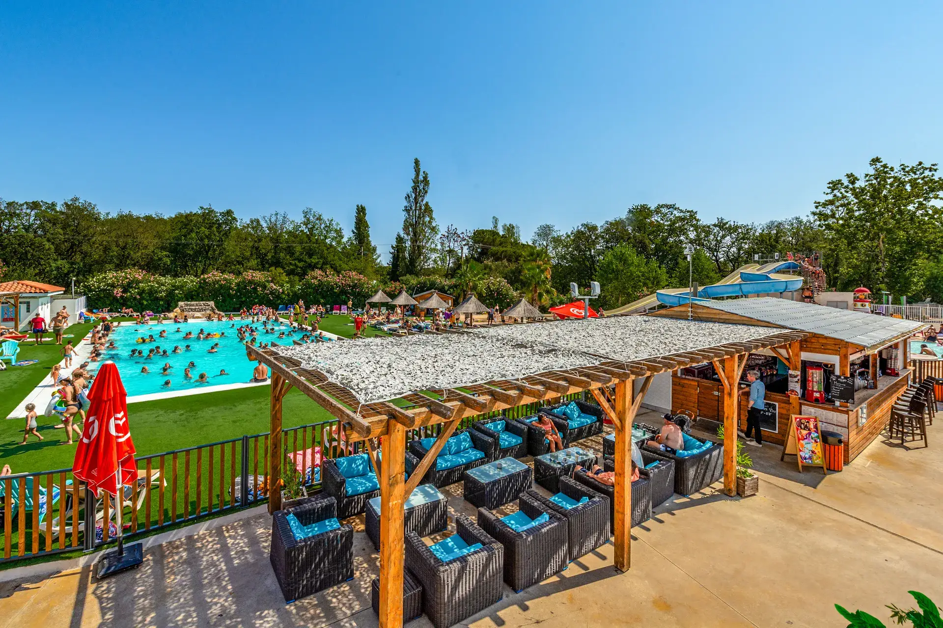 terraza con vistas a la piscina